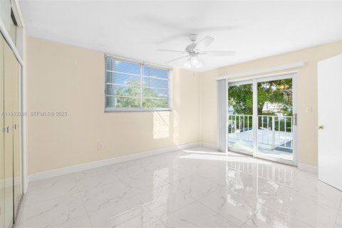 Condo in Miami Beach, Florida, 2 bedrooms № 1991178 - photo 30