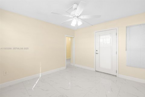 Condo in Miami Beach, Florida, 2 bedrooms № 1991178 - photo 10