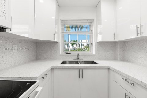 Condo in Miami Beach, Florida, 2 bedrooms № 1991178 - photo 14