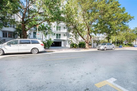 Condo in Miami Beach, Florida, 2 bedrooms № 1991178 - photo 2