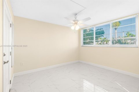 Condo in Miami Beach, Florida, 2 bedrooms № 1991178 - photo 9