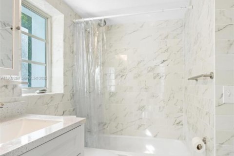 Condo in Miami Beach, Florida, 2 bedrooms № 1991178 - photo 25