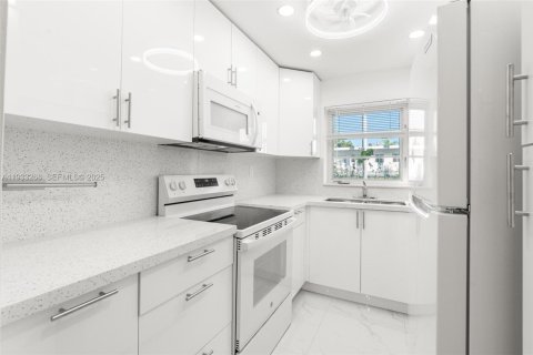 Condo in Miami Beach, Florida, 2 bedrooms № 1991178 - photo 17