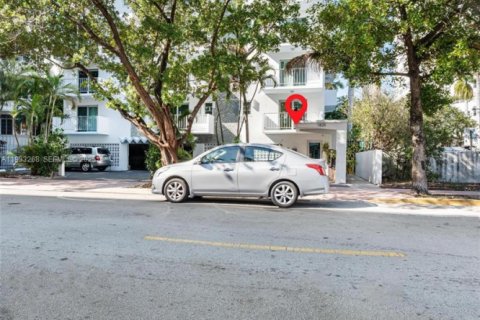 Condo in Miami Beach, Florida, 2 bedrooms № 1991178 - photo 3