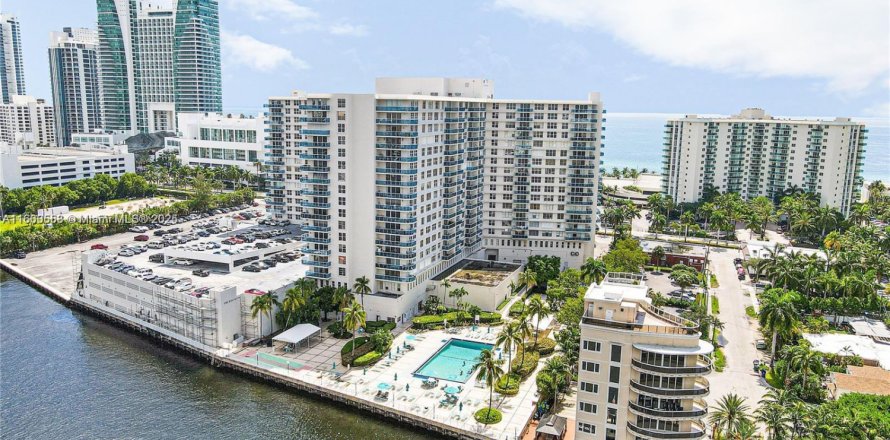 Condominio en Hollywood, Florida, 2 dormitorios № 1875360
