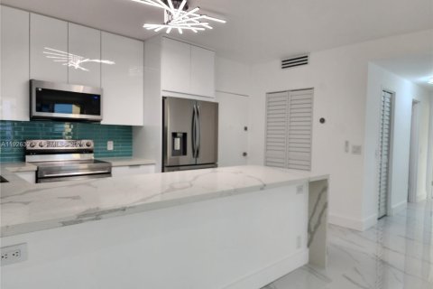 Copropriété à louer à Hollywood, Floride: 2 chambres, 102.19 m2 № 1984714 - photo 6