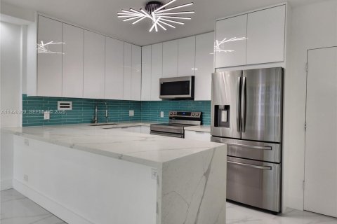 Copropriété à louer à Hollywood, Floride: 2 chambres, 102.19 m2 № 1984714 - photo 7