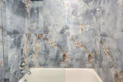 Copropriété à louer à Hollywood, Floride: 2 chambres, 102.19 m2 № 1984714 - photo 25