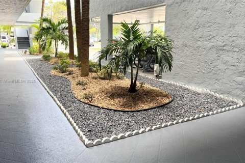 Condo in North Lauderdale, Florida, 2 bedrooms  № 1969837 - photo 25
