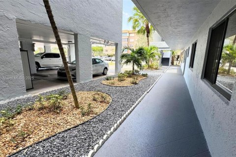 Condo in North Lauderdale, Florida, 2 bedrooms  № 1969837 - photo 26