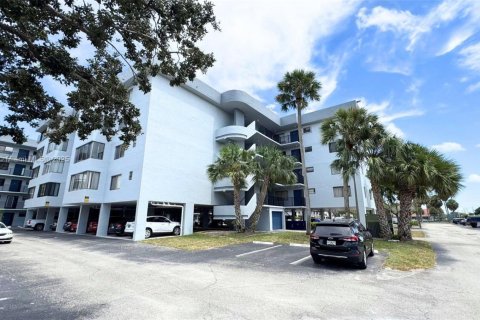 Condo in North Lauderdale, Florida, 2 bedrooms  № 1969837 - photo 1