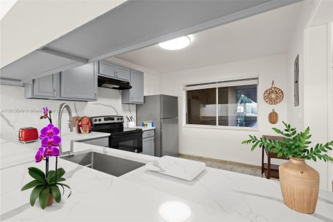 Condo in North Lauderdale, Florida, 2 bedrooms  № 1969837 - photo 6