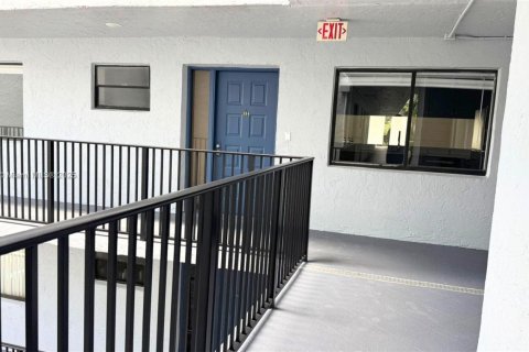 Condo in North Lauderdale, Florida, 2 bedrooms  № 1969837 - photo 29