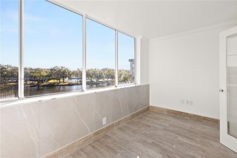 Condo in North Lauderdale, Florida, 2 bedrooms  № 1969837 - photo 12