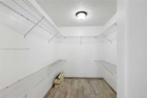 Condo in North Lauderdale, Florida, 2 bedrooms  № 1969837 - photo 17