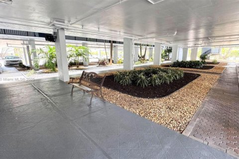 Condo in North Lauderdale, Florida, 2 bedrooms  № 1969837 - photo 24