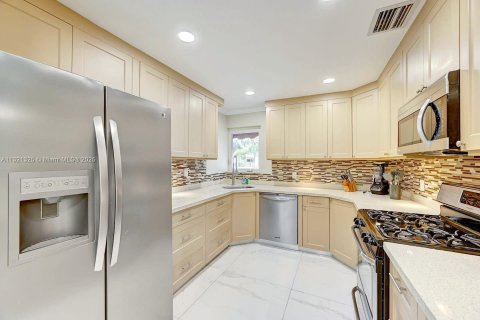 Villa ou maison à louer à Hollywood, Floride: 6 chambres, 232.26 m2 № 1811240 - photo 11
