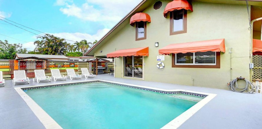 Villa ou maison à Hollywood, Floride 6 chambres, 232.26 m2 № 1811240