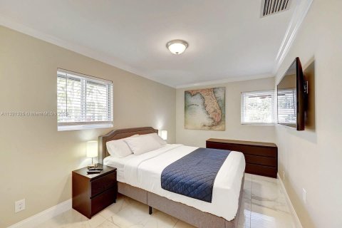 Villa ou maison à louer à Hollywood, Floride: 6 chambres, 232.26 m2 № 1811240 - photo 16