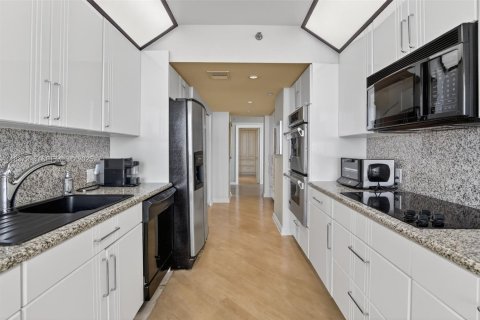 Condo in Aventura, Florida, 2 bedrooms  № 2061755 - photo 18