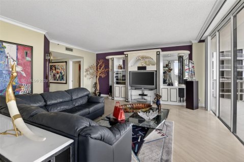 Condo in Aventura, Florida, 2 bedrooms  № 2061755 - photo 9