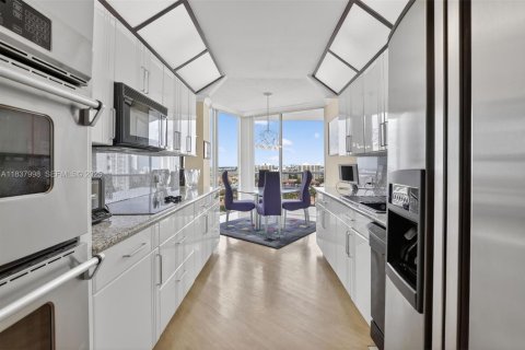 Condo in Aventura, Florida, 2 bedrooms  № 2061755 - photo 17