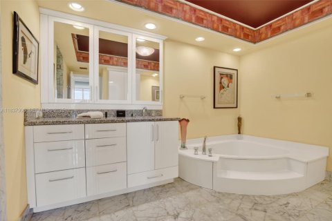 Condo in Aventura, Florida, 2 bedrooms  № 2061755 - photo 26