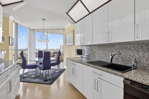 Condo in Aventura, Florida, 2 bedrooms  № 2061755 - photo 16