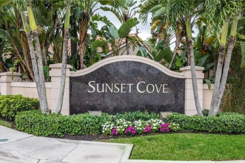House in Plantation, Florida 2 bedrooms, 134.89 sq.m. № 1923185 - photo 1