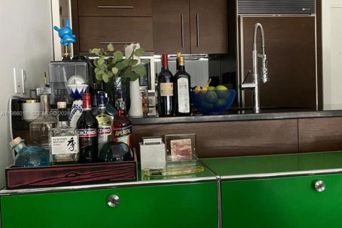 Condo in Miami, Florida, 1 bedroom  № 2053010 - photo 6