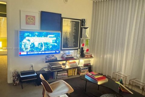 Condo in Miami, Florida, 1 bedroom  № 2053010 - photo 2