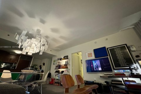 Condo in Miami, Florida, 1 bedroom  № 2053010 - photo 4