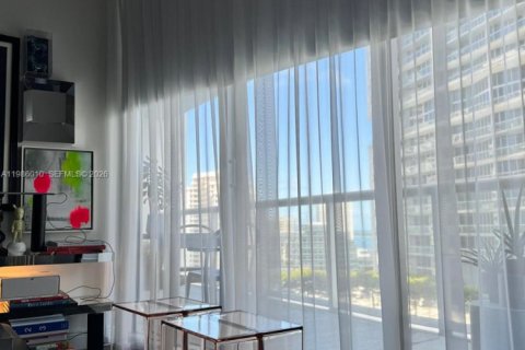 Condo in Miami, Florida, 1 bedroom  № 2053010 - photo 3