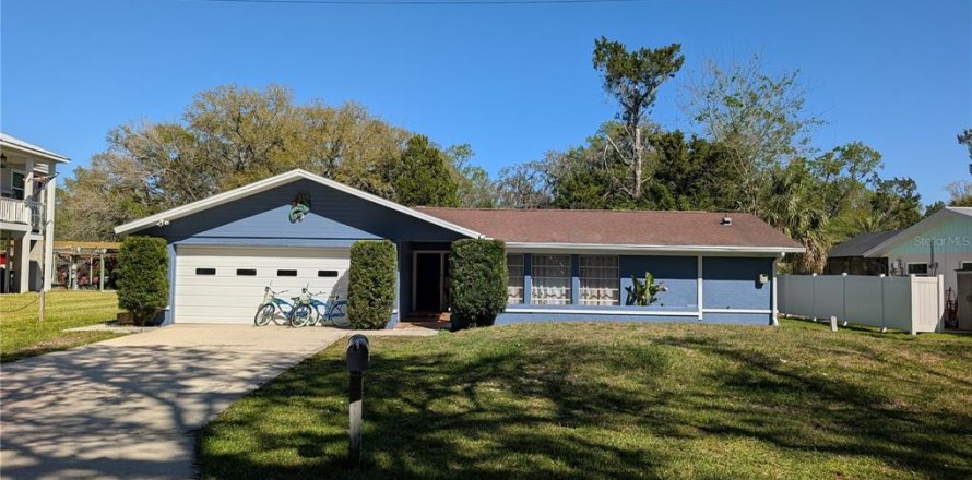 House in Crystal River, Florida 3 bedrooms, 152.17 sq.m. № 1584233