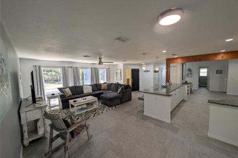 House in Crystal River, Florida 3 bedrooms, 152.17 sq.m. № 1584233 - photo 12
