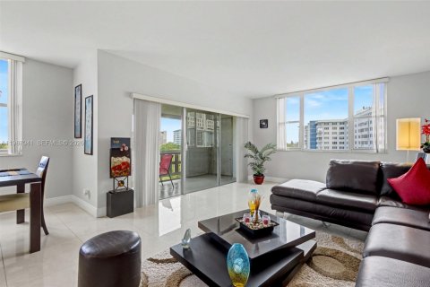 Copropriété à vendre à Hollywood, Floride: 2 chambres, 119.29 m2 № 2046539 - photo 19
