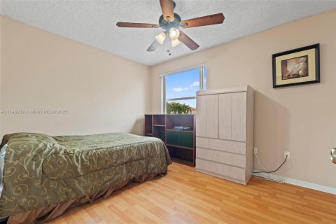 House in Pembroke Pines, Florida 3 bedrooms, 165.18 sq.m. № 1713830 - photo 21