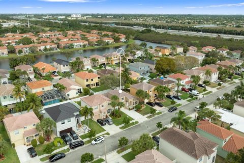 House in Pembroke Pines, Florida 3 bedrooms, 165.18 sq.m. № 1713830 - photo 30