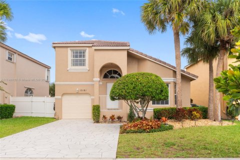 House in Pembroke Pines, Florida 3 bedrooms, 165.18 sq.m. № 1713830 - photo 1
