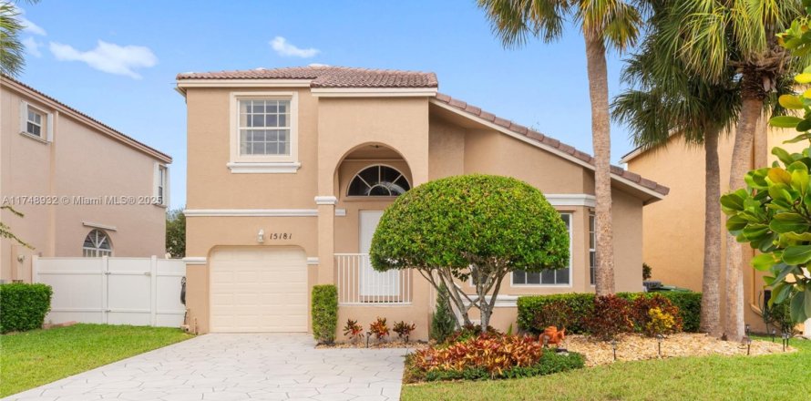 House in Pembroke Pines, Florida 3 bedrooms, 165.18 sq.m. № 1713830