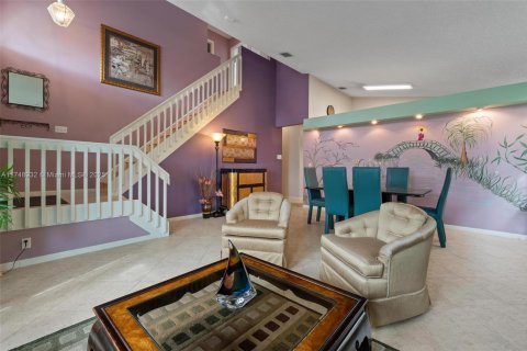 House in Pembroke Pines, Florida 3 bedrooms, 165.18 sq.m. № 1713830 - photo 5