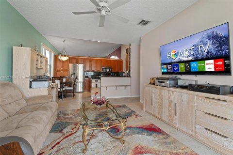 House in Pembroke Pines, Florida 3 bedrooms, 165.18 sq.m. № 1713830 - photo 11