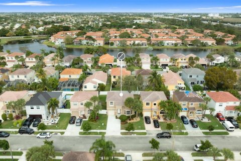 House in Pembroke Pines, Florida 3 bedrooms, 165.18 sq.m. № 1713830 - photo 28