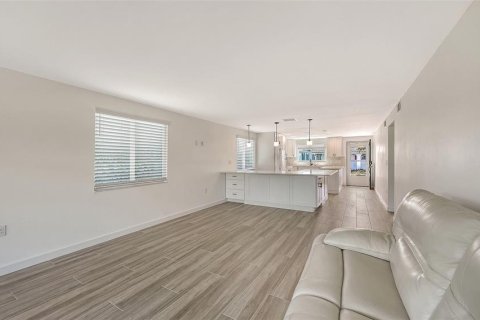 House in Longboat Key, Florida 2 bedrooms, 120.77 sq.m. № 2167531 - photo 16