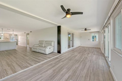 House in Longboat Key, Florida 2 bedrooms, 120.77 sq.m. № 2167531 - photo 13