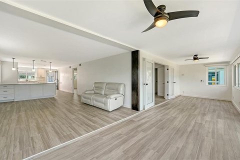 House in Longboat Key, Florida 2 bedrooms, 120.77 sq.m. № 2167531 - photo 9