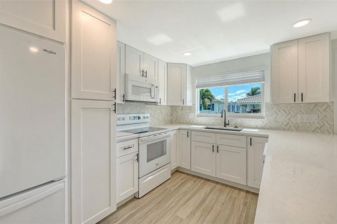 House in Longboat Key, Florida 2 bedrooms, 120.77 sq.m. № 2167531 - photo 22