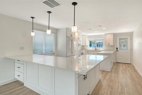 House in Longboat Key, Florida 2 bedrooms, 120.77 sq.m. № 2167531 - photo 19