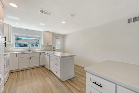 House in Longboat Key, Florida 2 bedrooms, 120.77 sq.m. № 2167531 - photo 26