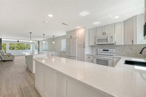 House in Longboat Key, Florida 2 bedrooms, 120.77 sq.m. № 2167531 - photo 21